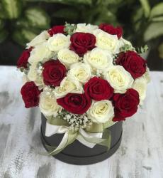 silindir kutuda kırmızı ve beyaz güller