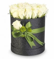 siyah silindir kutuda beyaz güller